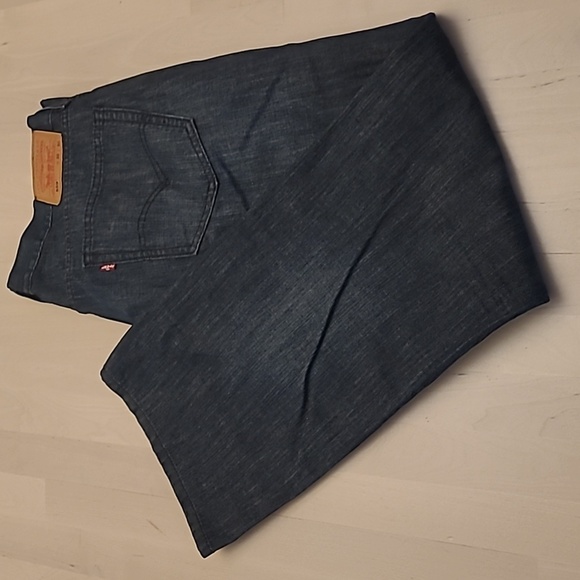 LIKE NEW Levi's 559 Relaxed Straight Medium Wash Mens Jeans - Picture 3 of 14